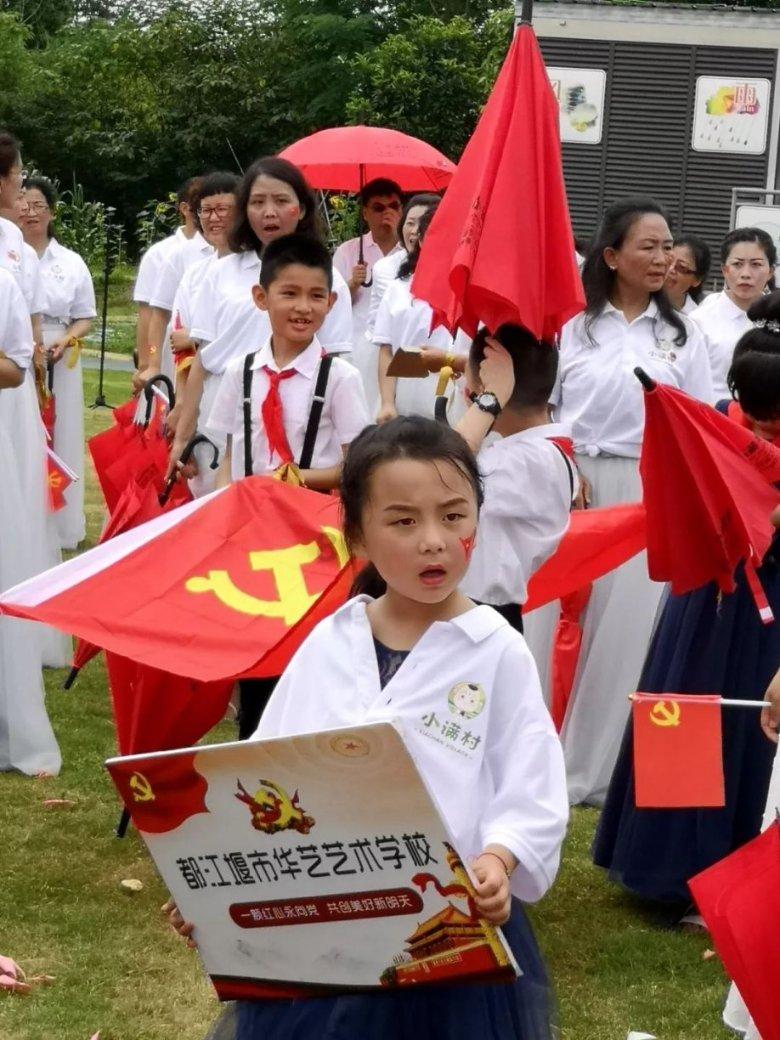 温室大棚讲党课 田间地头话振兴